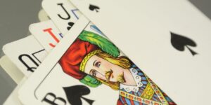 Karty do gry. Krótka historia hazardu. Początki gier i zakładów